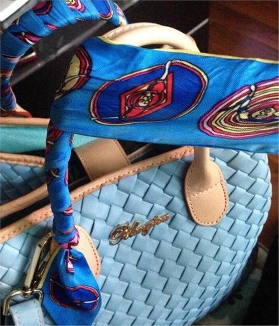 調(diào)節(jié)絲巾長短