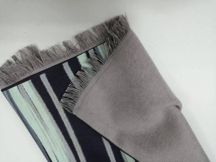 簡(jiǎn)約線條男士圍巾細(xì)節(jié)圖