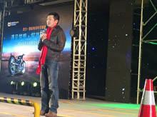 龍翔紡織為莫拉克電動(dòng)車定制年會(huì)紅色圍巾